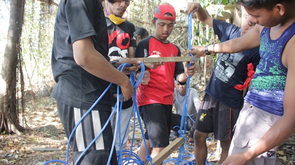 PEMBUATAN tangga untuk jalan masuk ke Goa Oelalo. (Foto: Istimewa)