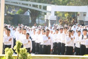 MAHASISWA Baru mengikuti pengukuhan di lapangan FST (6/8/19). (Foto: Istimewa)