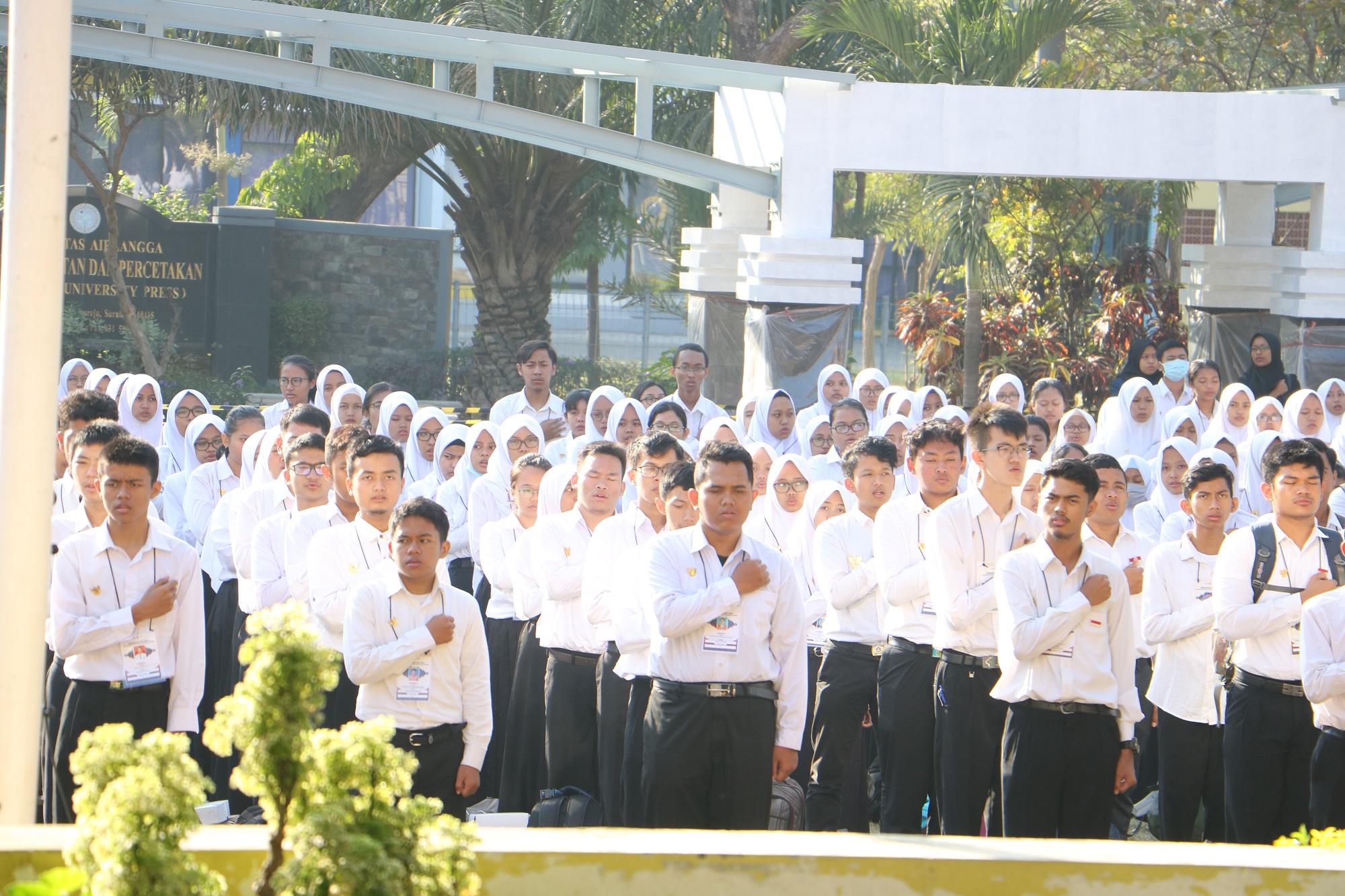 MAHASISWA Baru mengikuti pengukuhan di lapangan FST (6/8/19). (Foto: Istimewa)