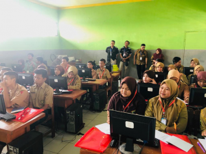 2. PEMBERIAN materi pada acara pengmas D3 OSI di laboratorium komputer SMK Muhammadiyah 3 Jombang pada Sabtu (24/8/2019). (Foto : Istimewa)