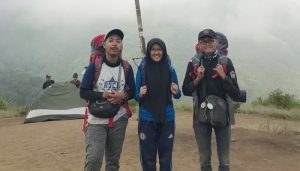 TIGA mahasiswa UNAIR mengabadikan momen foto ketika sampai di Puncak Gunung Pundak (Foto: Istimewa)