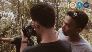 KOORDINATOR Workshop Videografi, Aji Oktabrian (kanan), sedang membantu pemuda Dusun Pejem, Pulau Bangka melakukan take video untuk memperkenalkan potensi Pulau Bangka. (Foto: Dok. KKN BV UNAIR Bangka)