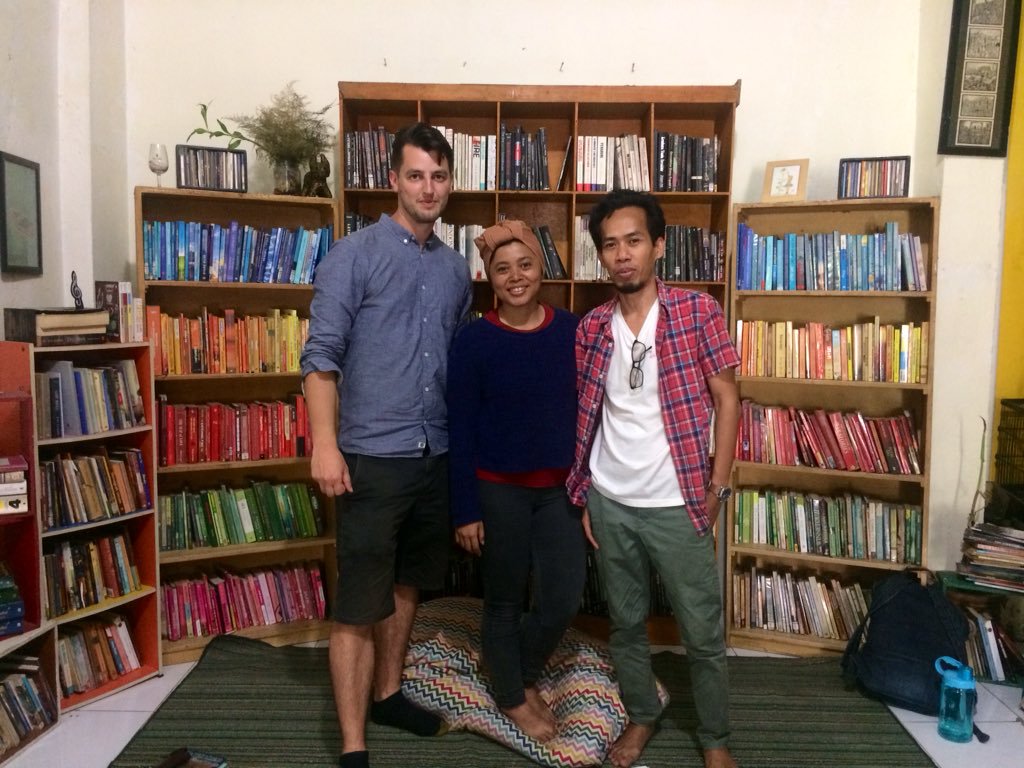 FEBRIANA Firdaus (tengah) bersama dua rekannya. (Foto: Istimewa)