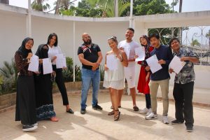 TIGA mahasiswa FEB UNAIR, dari kiri Yashinta Suci Linggarsari, Evi Aninatin Ni’matul Choiriyah, dan Asep Maulana (paling kanan) bersama peserta summer course. (Foto: Istimewa)
