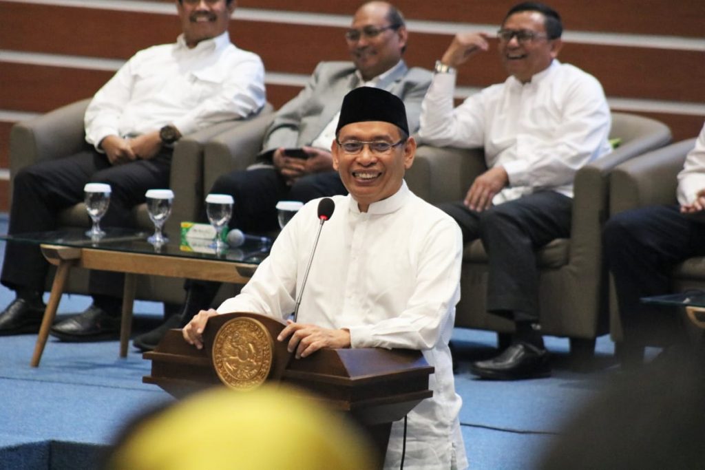 REKTOR UNAIR Prof. Dr. Mohammad Nasih, SE., MT., Ak., CMA., saat memberikan paparan di depan orang tua mahasiswa baru 2019 UNAIR. (Foto: Agus Irwanto))