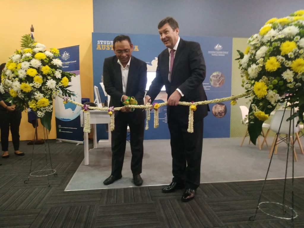 FROM the left, UNAIR Rector Prof. Dr. Mohammad Nasih, SE., MT, Ak., CMA., and Australian Consul General Chris Barnes inaugurate Aussie Banget Corner. (Photo: Umar Fanani)