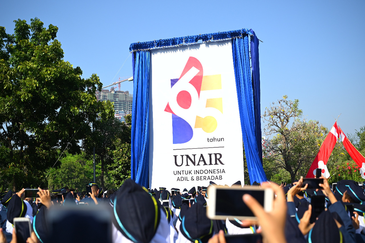 LOGO dies natalis ke-65 UNAIR ketika dilaunching di Halaman Kantor Manajemen Universitas Airlangga Kampus C (17/8/2019). (Foto: Ali Fauzan)