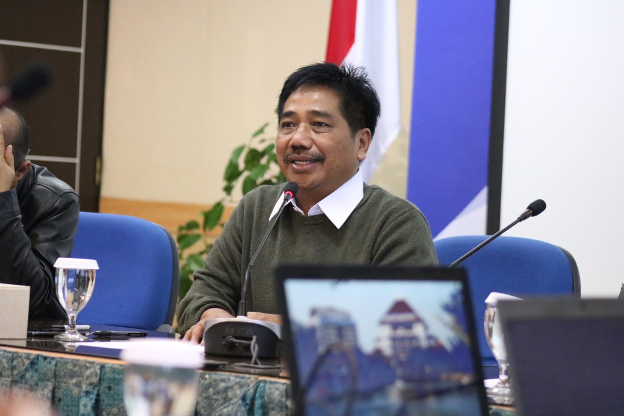 Dr. Suko Widodo Drs., M.Si., memberika sambutan mewakili rektor Universitas Airlangga di Ruang Sidang Pleno, Lantai 3, Kantor Manajemen Kampus C UNAIR, pada Rabu (28/ Agustus/ 2019)