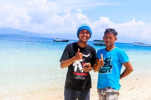 ZAQI, berbaju hitam, bersama salah satu warga pesisir Tanjung Karang Provinsi Sulawesi Selatan. (Foto: Istimewa)