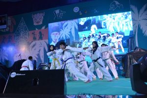 PENAMPILAN UKM Taekwondo Universtias Airlangga (UNAIR) pada gelaran Amerta Abhiseka sebagai acara penutupan PKKMB UNAIR (10/8/2019). (Foto: Erika Eight Novanty)
