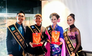 GANESH Novia Pertiwi (dua dari Kanan) membawa tropi atas kemenangannya. (Foto: Istimewa)