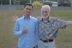 ANDRI Setyo Nugroho bersama ahli filologi dan linguistik Jawa Kuno, Prof. Dr. Thomas Hunter dari University of British Columbia, Vancouver, Kanada. (Foto: Andri Setyo Nugroho)