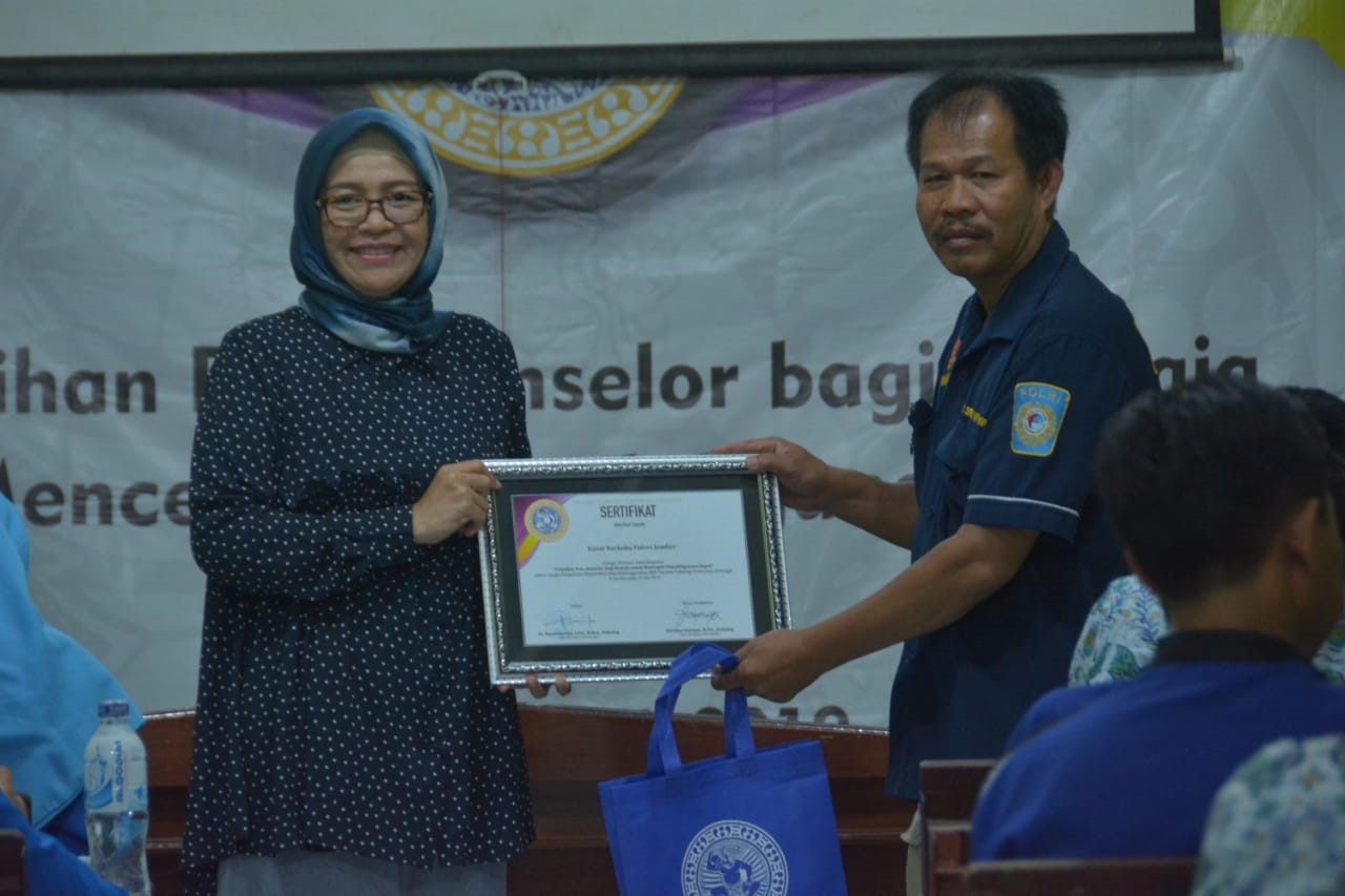 IBU Herdina Indajati, M.Psi., Psikolog., selaku ketua acara memberikan cindramata kepada pihak sekolah. (Foto: Istimewa)