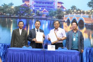 2. PENANDATANGANAN MoA antara dekan FST, Prof. Win Darmanto,Ph.D dan perwakilan Departement of Chemical and Biological Engineering, Korea University. (Foto: Istimewa)