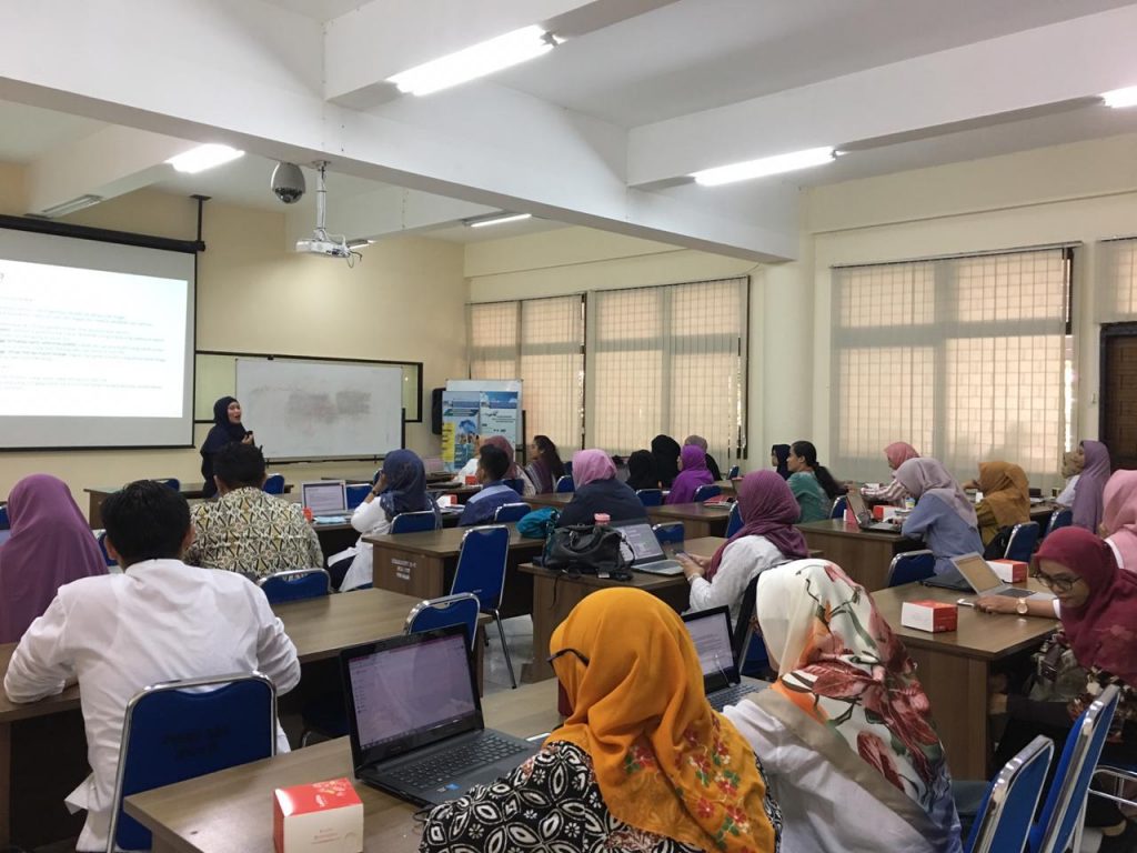 RIZQY Amelia Zein, S.PSI., M.SC saat menyampaikan materi kepada peserta workshop pelatihan penulisan artikel ilmiah populer . Kegiatan ini dilaksanakan pada Jumat, 30 Agustus 2019 di Aula Sabdoabdi FKM UNAIR. (Foto: Istimewa)