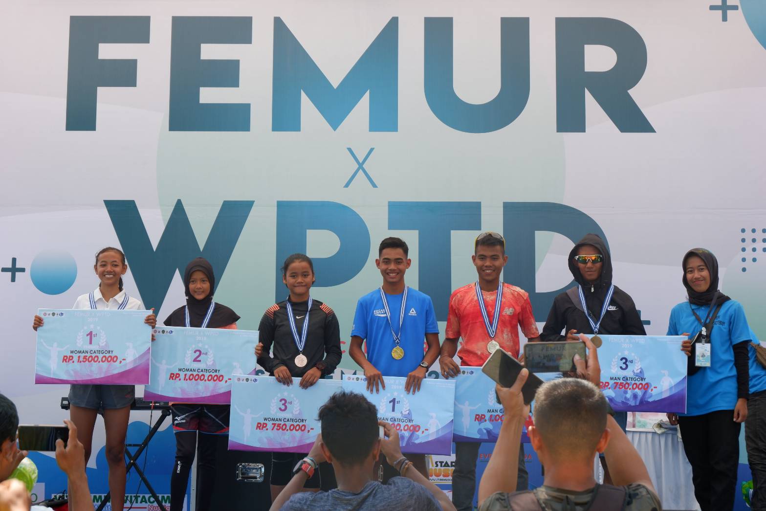 PENYERAHAN hadiah kepada peserta lomba lari FEMUR x WPTD yang menjadi juara. (Foto: Istimewa)