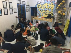 Beberapa Mahasiswa FST Sedang Mengajar Beberapa Anak Di Sukolilo (6/10/2019). (Foto: Inengah Ilham)