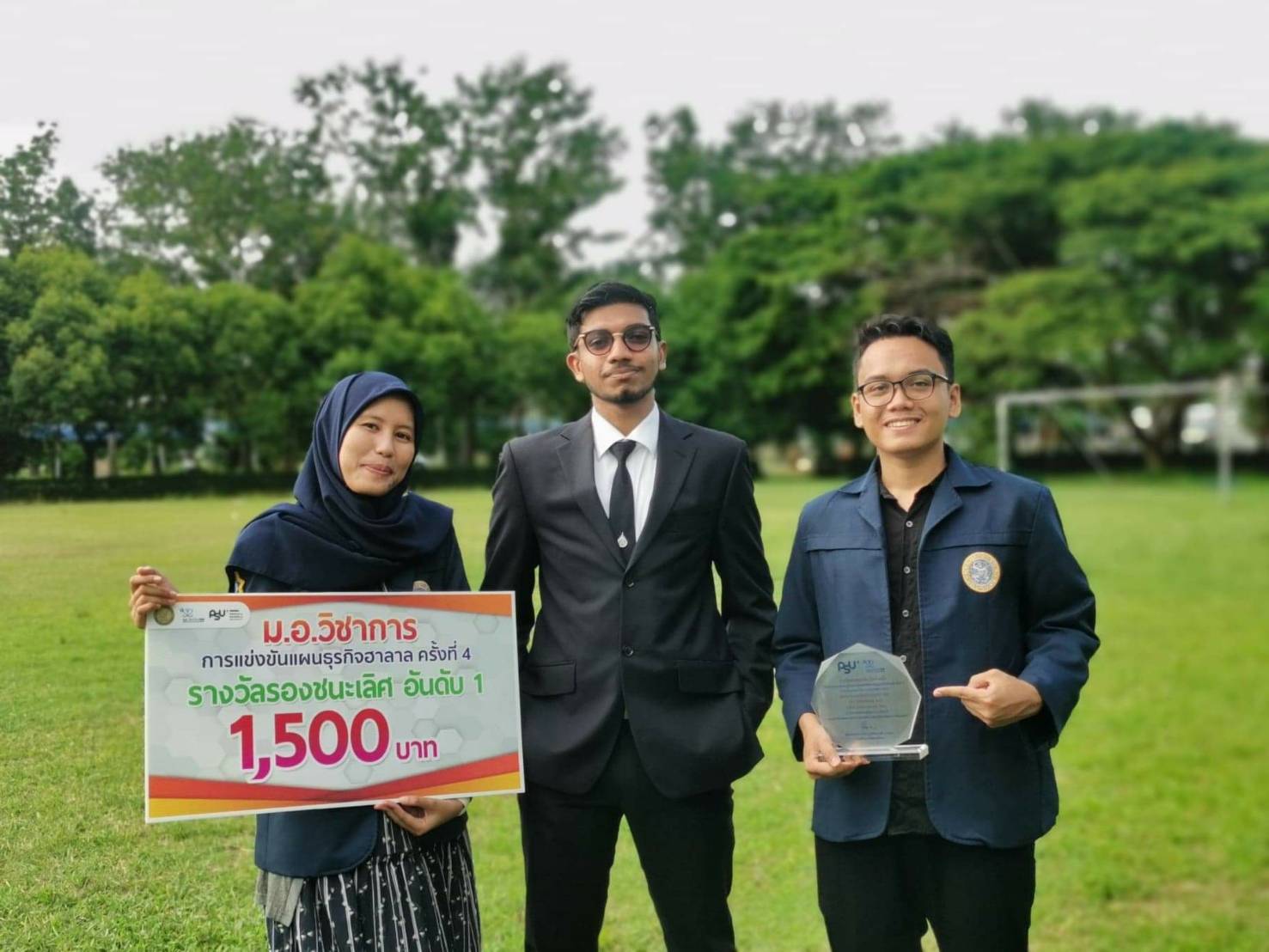 ZHAZHA Quamilla (left) and Hafiz Minhajuel (right) in Halal Business Plan Competition at Prince of Songkla University, Thailand. (Photo: Courtesy)