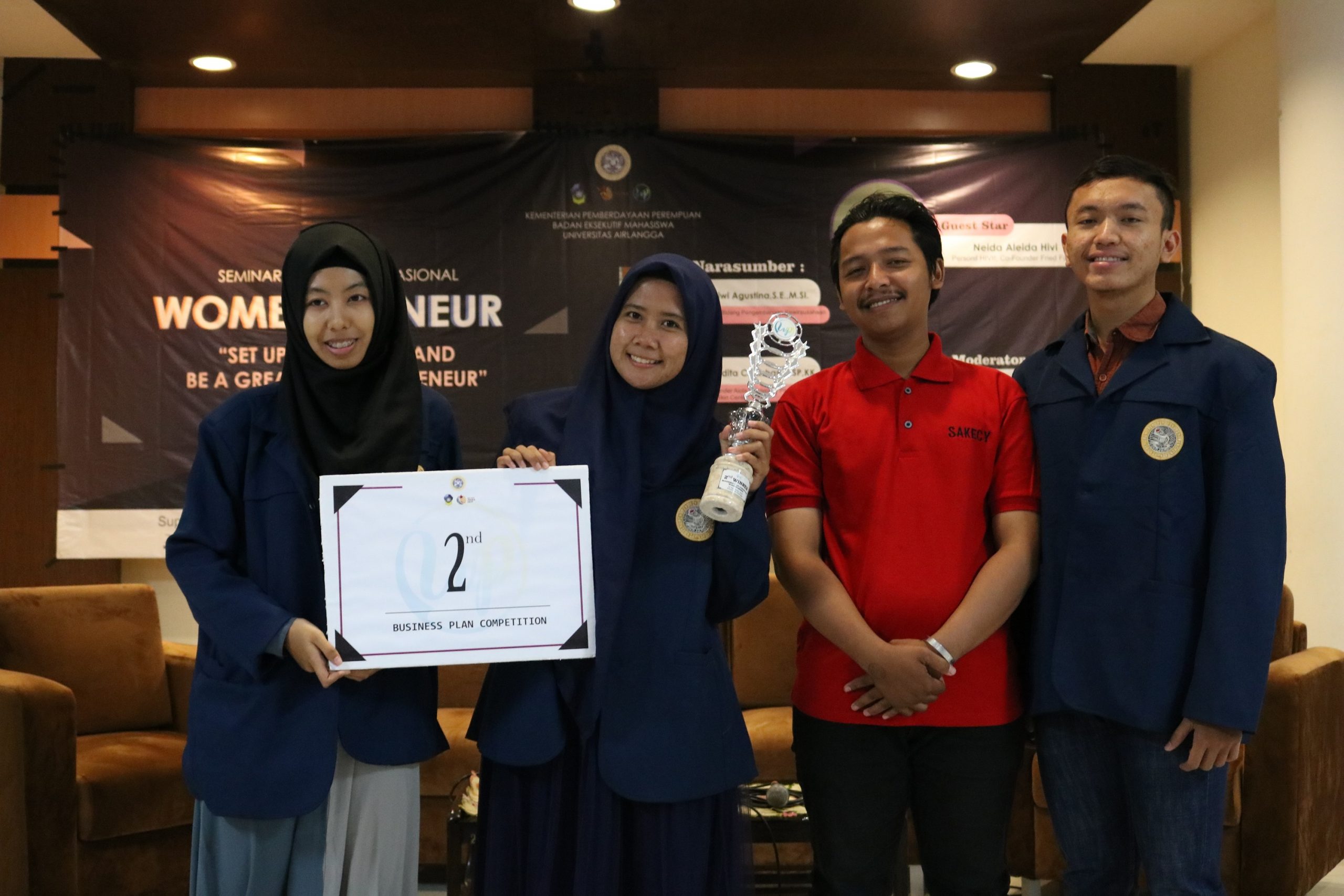 ABDURRAHMAN Aziz, Aulia Citra, dan Daniyal Firmansyah saat sesi awarding kompetisi Business Plan. (Foto: Laurensia)