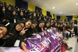 MAHASIWA FKM UNAIR memenuhi tribun untuk memberikan apresiasi wisuda kepada para wisudawan di Gedung ACC, Minggu (8/9/2019). (Foto: Istimewa)