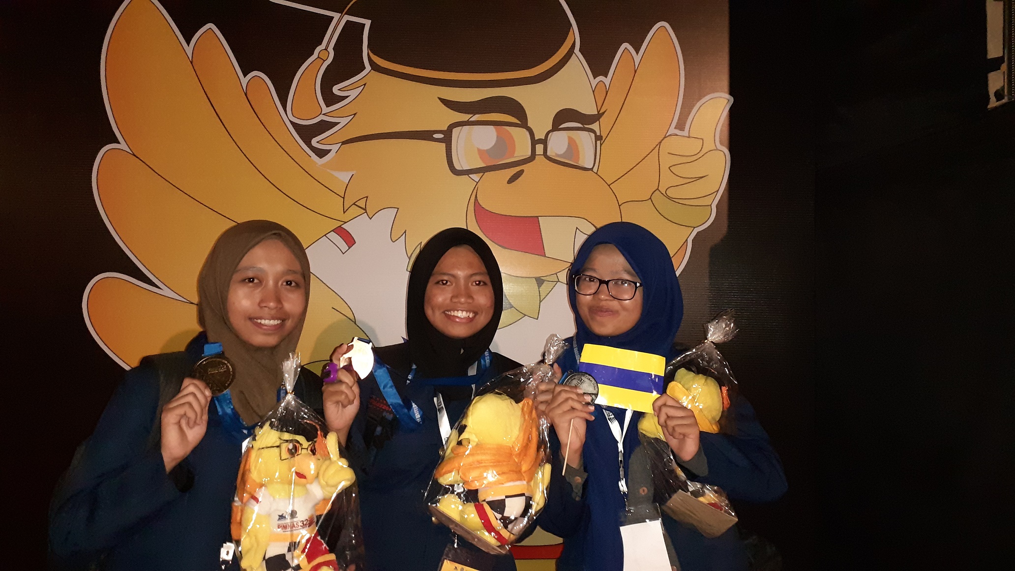 TIM PKM-PE Survival Food, Tya Wahyun Kurniawati, Ningsih Putri Herman dan Melly Octaviany, peraih medali perak pada penyelenggaraan PIMNAS ke-32 di Universitas Udayana pada 31 Agustus 2019. (Foto : Istimewa)