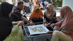 TIM Dosen FKP UNAIR membimbing Lansia di Posyandu Klampis Semalang Surabaya Untuk Membatik. (Foto: Muhammad Wildan Suyuti)