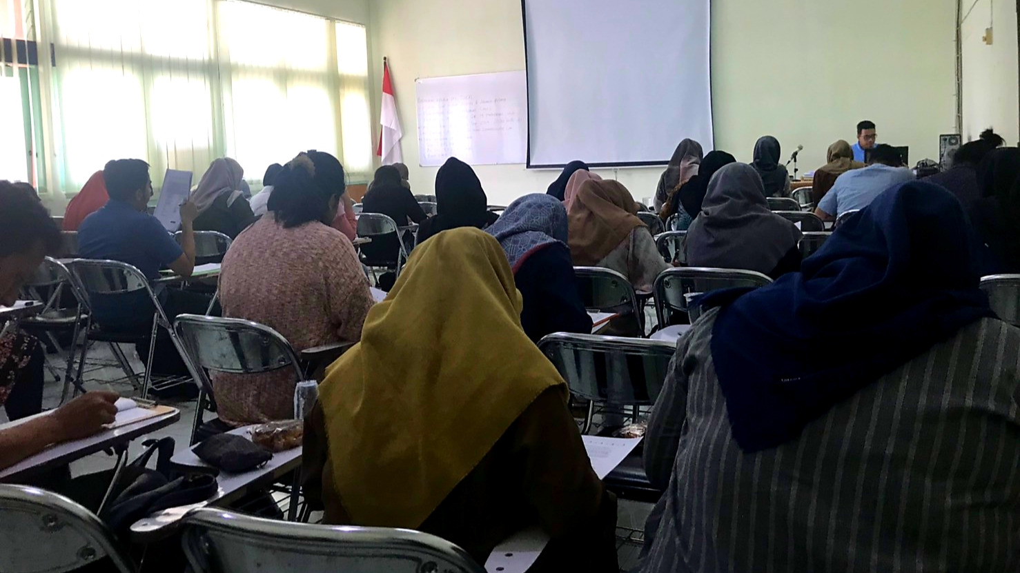 PESERTA TOEFL Akbar sedang Mengerjakan Latihan Soal. (Foto: Istimewa)