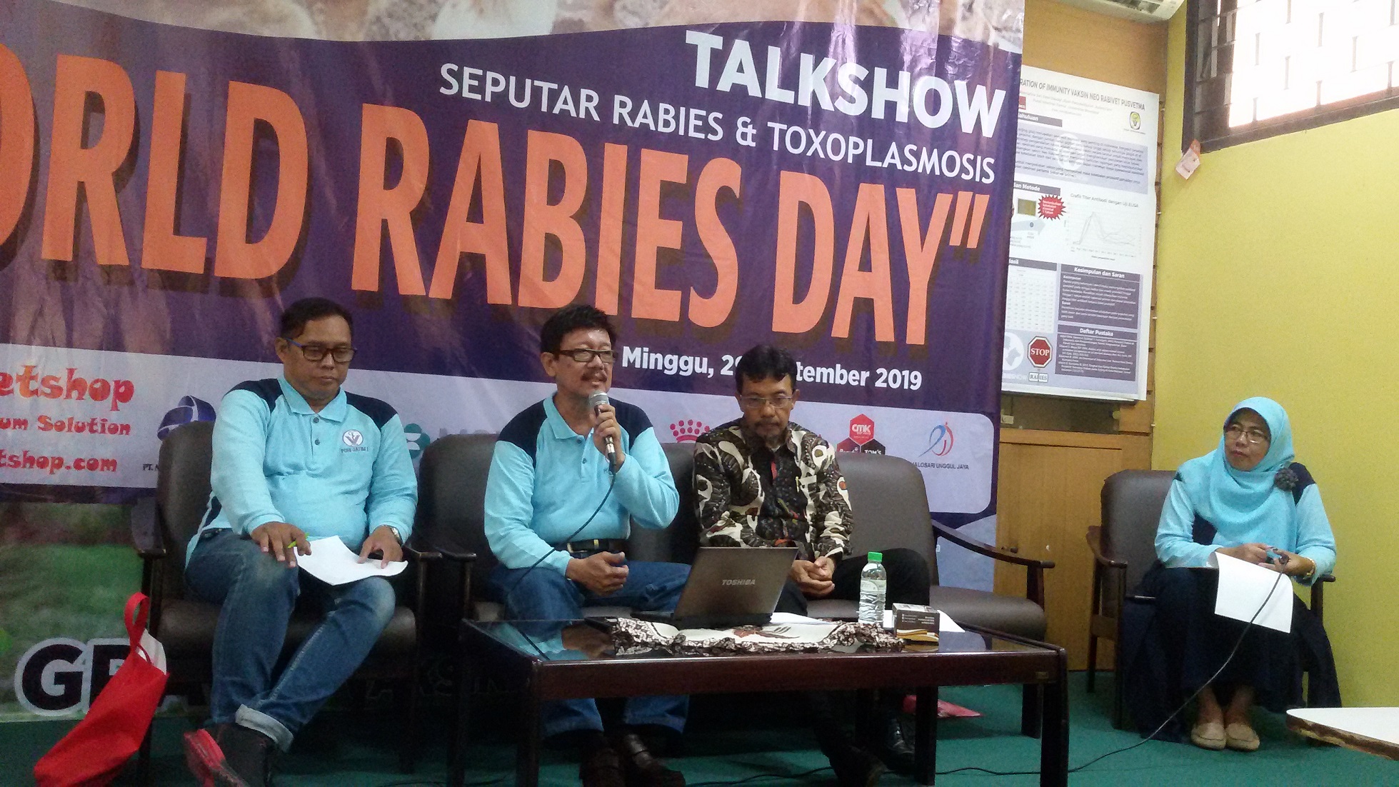 PROF. Dr. Suwarno, drh., M.Si (tengah) bersama bersama drh. Rudi Alfadie (kiri) dan perwakilan Balai Karantina Pertanian Surabaya (kanan) dalam talkshow seputar rabies dan toxoplasmosis di FKH UNAIR (Foto: Zanna Afia)