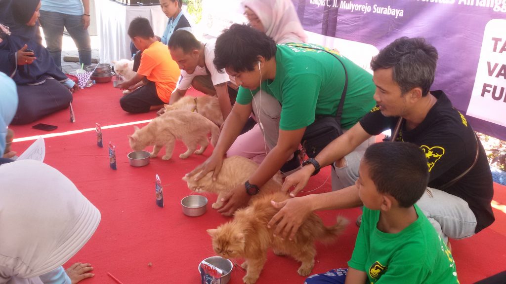 PESERTA mendampingi hewan peliharaannya saat mengikuti lomba peringatan World Rabies Day FKH UNAIR (Foto: Zanna Afia)