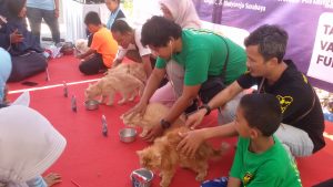 PESERTA mendampingi hewan peliharaannya saat mengikuti lomba peringatan World Rabies Day FKH UNAIR (Foto: Zanna Afia)