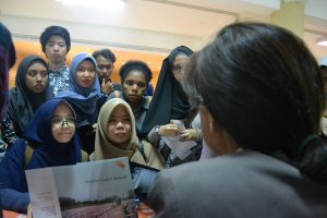 3. PESERTA acara SEMPOA 2019 ketika menyimak informasi dari lembaga penyedia beasiswa di Airlangga Convention Center pada Sabtu, (21/9/2019). (Foto : Erika Eight Novanty)