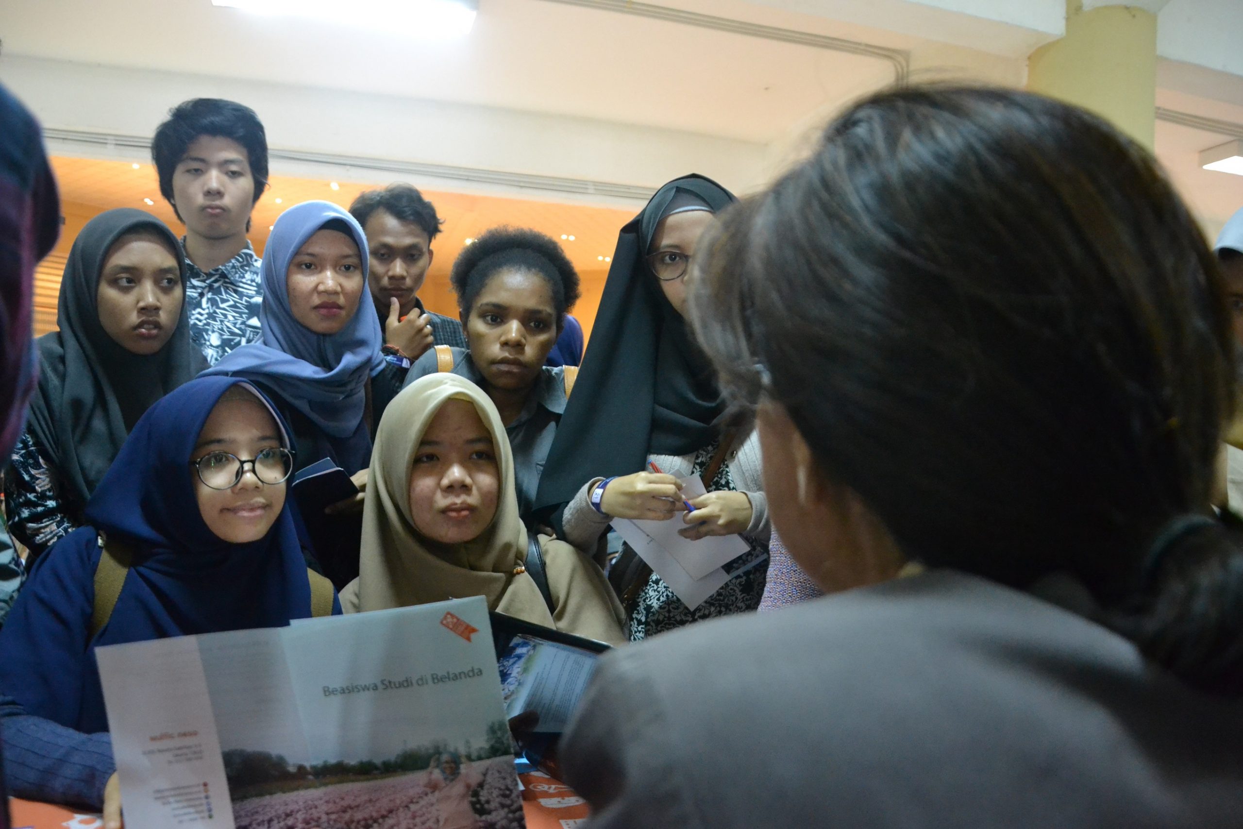 3. PESERTA acara SEMPOA 2019 ketika menyimak informasi dari lembaga penyedia beasiswa di Airlangga Convention Center pada Sabtu, (21/9/2019). (Foto : Erika Eight Novanty)