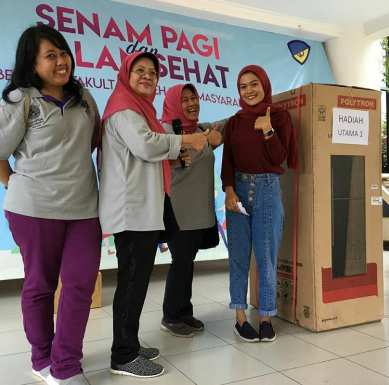 PROF. Dr. Tri Martiana, dr., M.S beserta jajarannya menyerahkan hadiah utama kepada salah satu pemenang doorprize diacara jalan sehat Kampus C UNAIR pada Minggu (15/9/2019). (Foto: Istimewa)