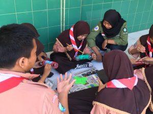 PARA Siswa sedang mewarnai botol yang digunakan untuk membuat vertical planting (30/08/2019). (Foto: Panitia Acara)