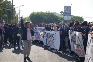 AGUNG Tri Putra selaku Ketua BEM UNAIR 2019 saat memberikan orasi di depan peserta aksi. (Foto: Fahmi Royani)