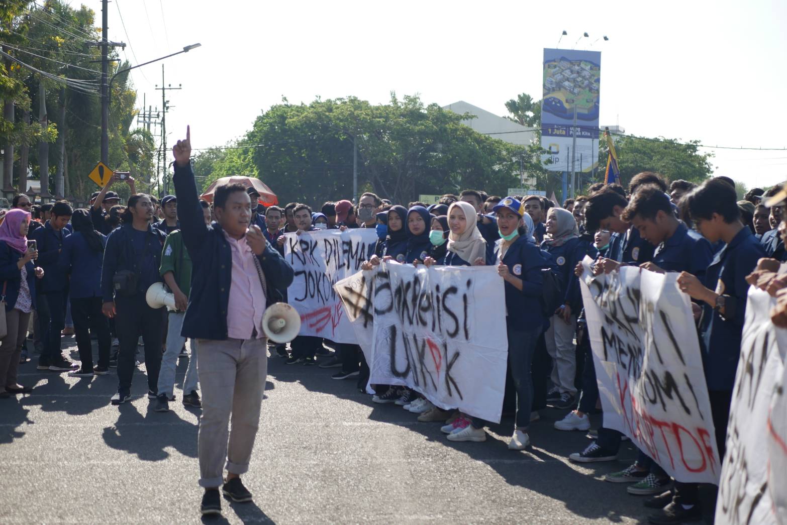 AGUNG Tri Putra selaku Ketua BEM UNAIR 2019 saat memberikan orasi di depan peserta aksi. (Foto: Fahmi Royani)