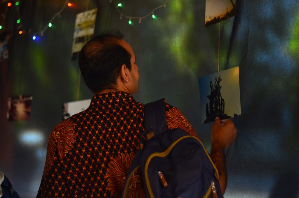 SALAH satu pengunjung tampak sedang melihat hasil karya dari calon anggota APS UNAIR pada (21/9/2019) di Pusat Bahasa Kampus B UNAIR. (Foto: Istimewa)