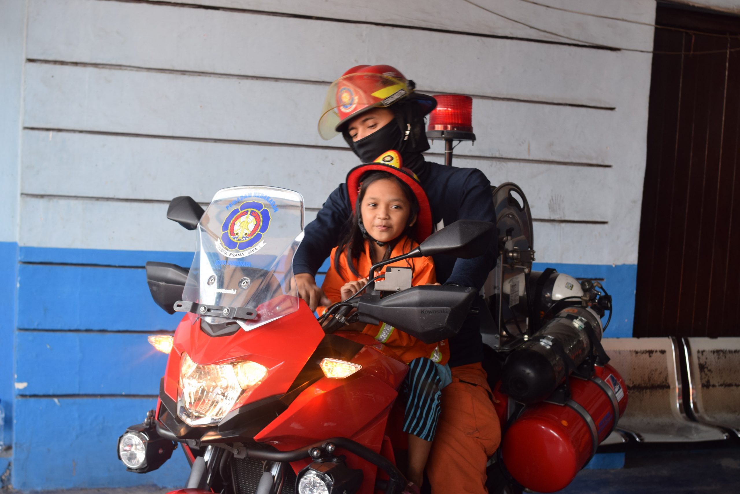 ADIK binaan saat diajak mengendarai Walang Kadung (motor khusus bagi PMK). (Foto: Istimewa)