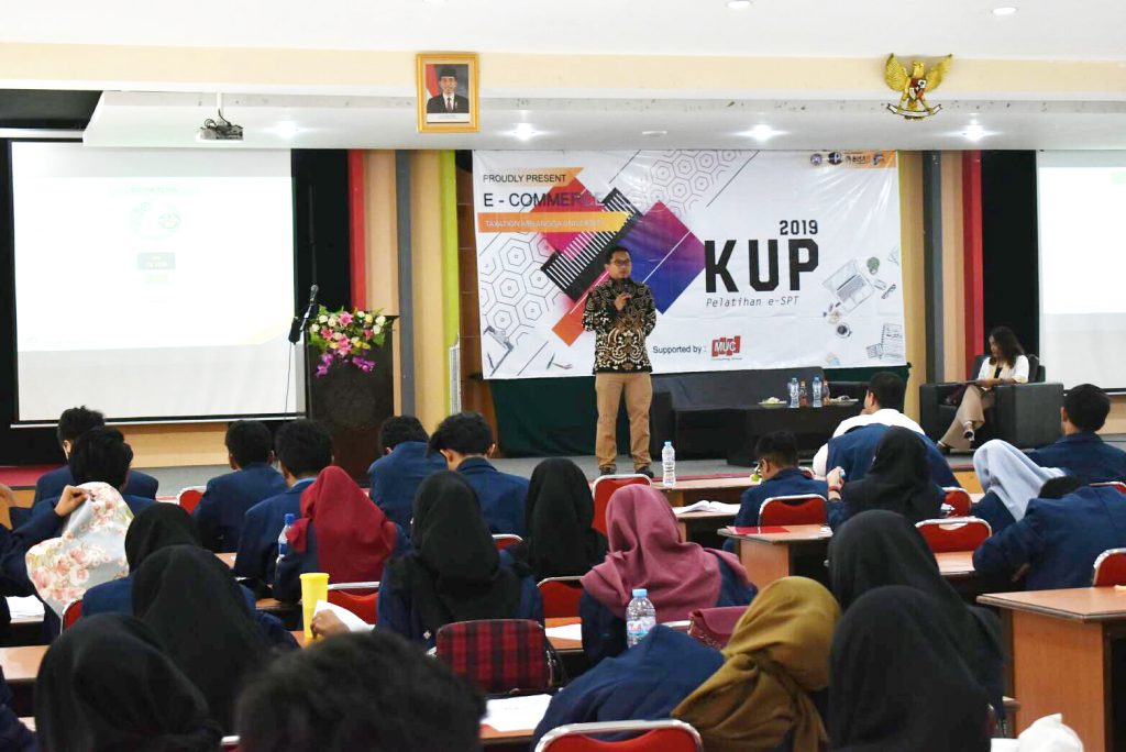 IMADUDDIN Zauki saat menyampaikan materi pada Jumat (13/9/2019) di Aula Fakultas Vokasi. (Foto: Istimewa)