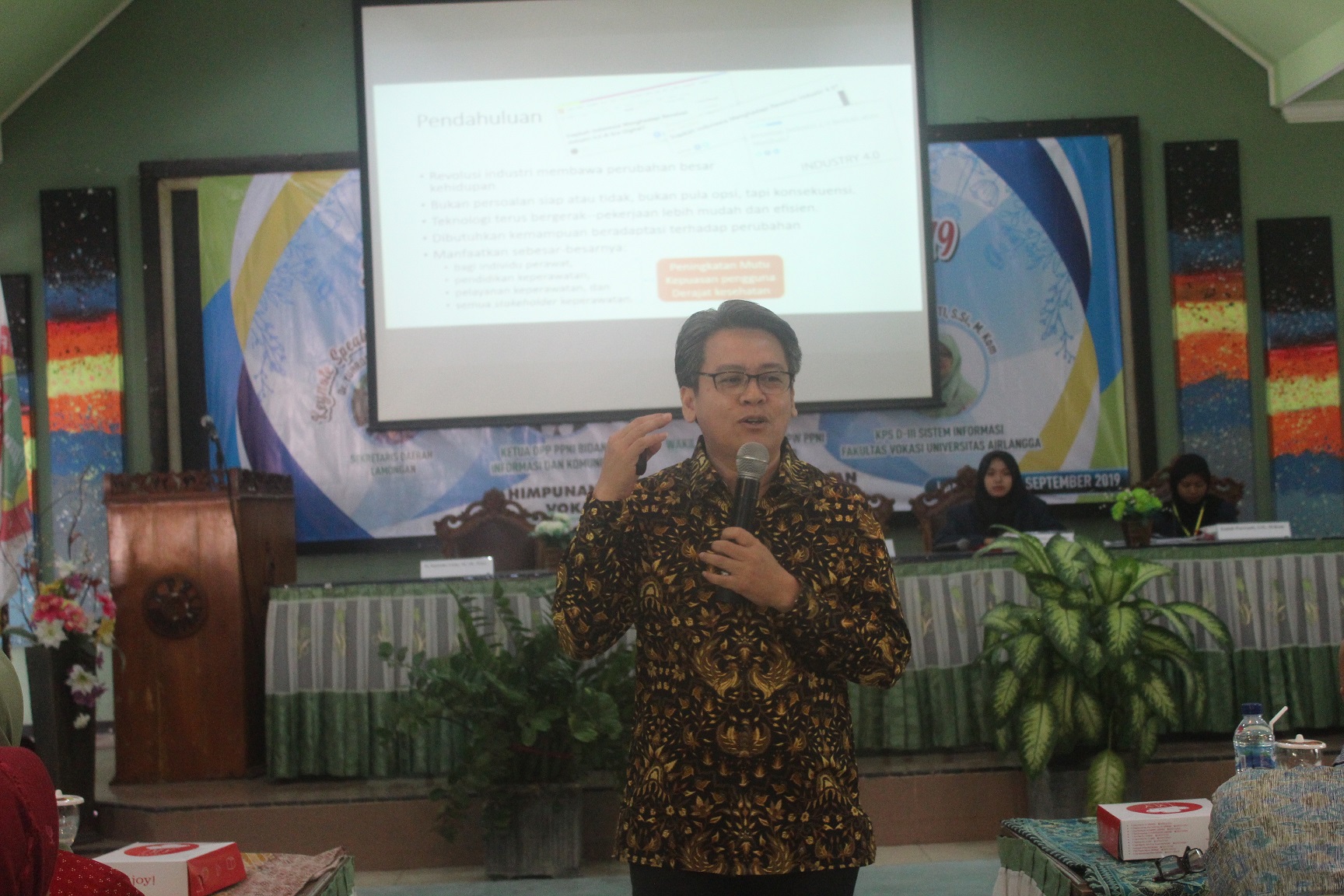 ROHMAN Azzam saat menyampaikan materi dalam Seminar Nasional bertajuk Peran Perawat Vokasi Dalam Revolusi Industri 4.0. di Gedung KPRI Handayani Lamongan pada Sabtu (14/9/2019). (Foto: Istimewa)