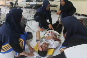 HIMPUNAN Mahasiswa (HIMA) D3 Keperawatan Fakultas Vokasi (FV) Universitas Airlangga (UNAIR) memberikan pelatihan tanggap bencana kepada mahasiswanya. (Foto: Istimewa)