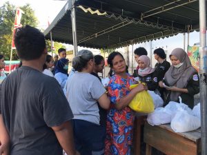 SALAH seorang warga membeli paket sembako dalam Vospro (Vocational Social Project) yang digelar Badan Eksekutif Mahasiswa (BEM) Fakultas Vokasi Universitas Airlangga. (Foto: Istimewa)
