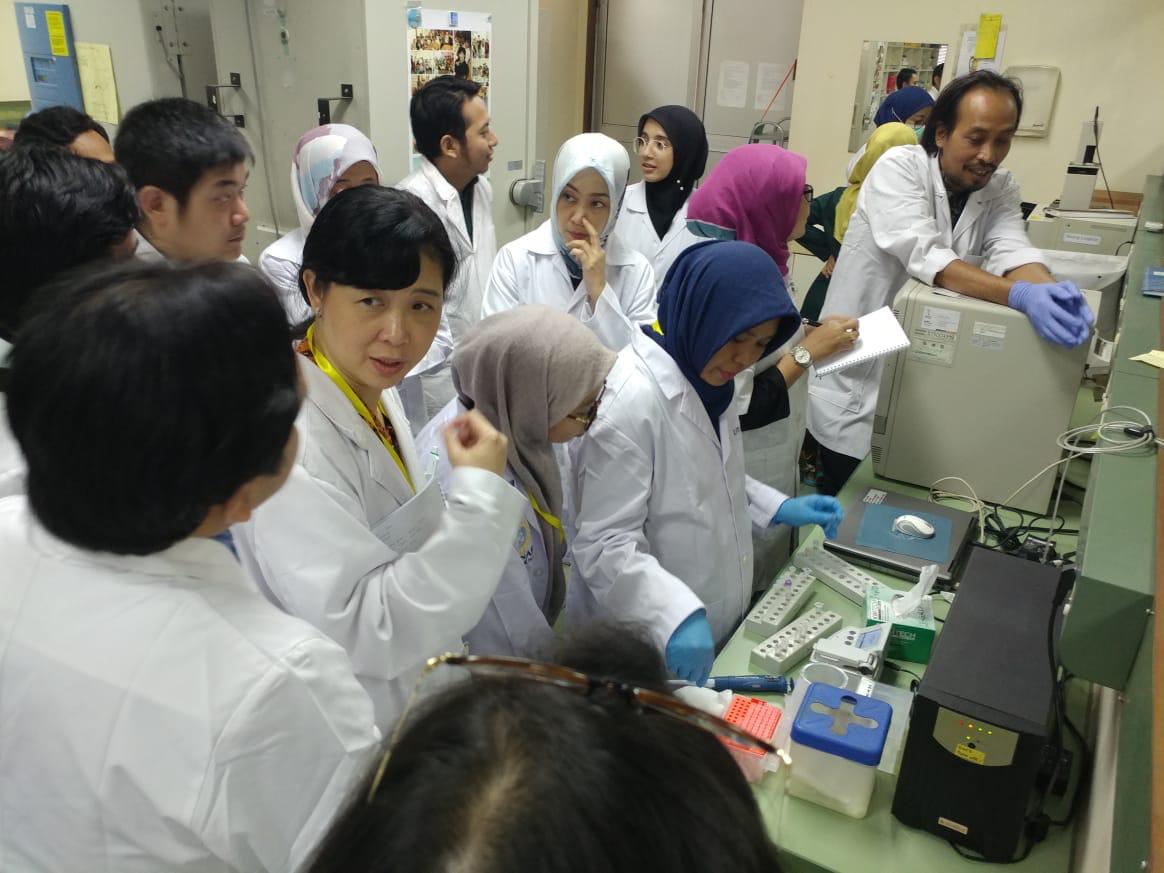 SEJUMLAH aktivitas dalam workshop Molecular Cell Culture (MCC) pada hari Rabu (11/9/2019) di Lembaga Penyakit Tropik (LPT) Kampus C UNAIR. (Foto: Istimewa)