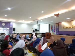 Dr. Maria Eko saat memberikan materi dalam pelatihan karir di Aula Psikologi, Sabtu (14/9). (Foto: istimewa)