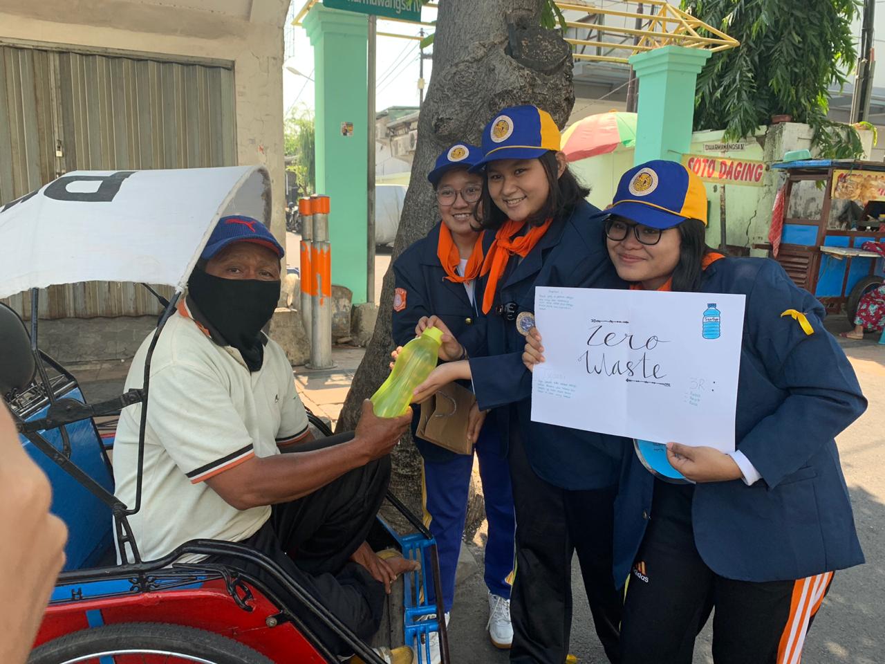 MAHASISWA baru Ilmu Administrasi Negara saat melakukan kampanye zero wash dan membagikan botol minum tumblr di jalanan pada Minggu siang (15/9). (Foto: Istimewa)