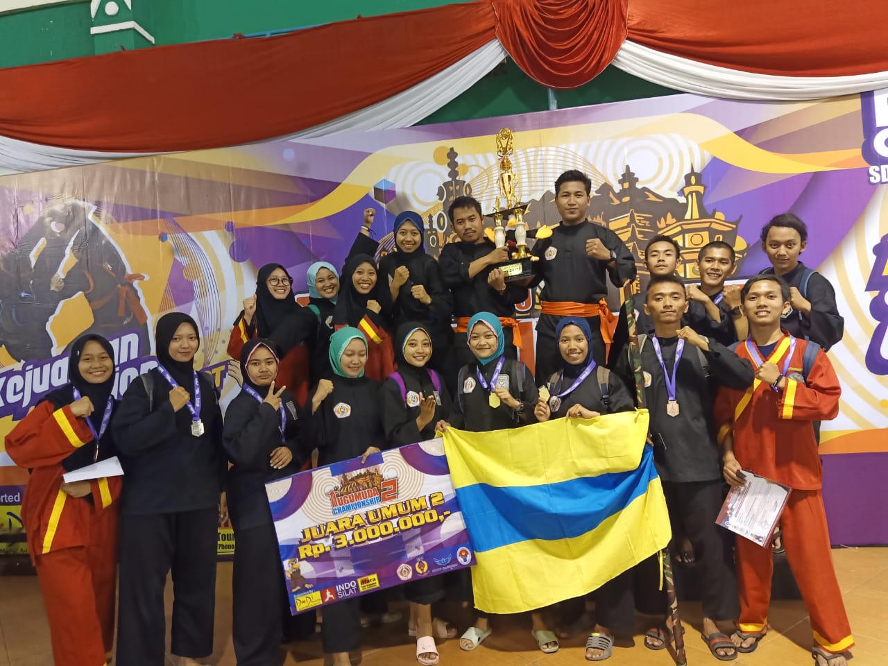 FOTO bersama tim IPSI Universitas Airlangga sebagai Juara Umum II di kejuaraan Tugu Muda Championship 2019 pada Minggu, (15/9/2019) kemarin. (Foto: Istimewa)