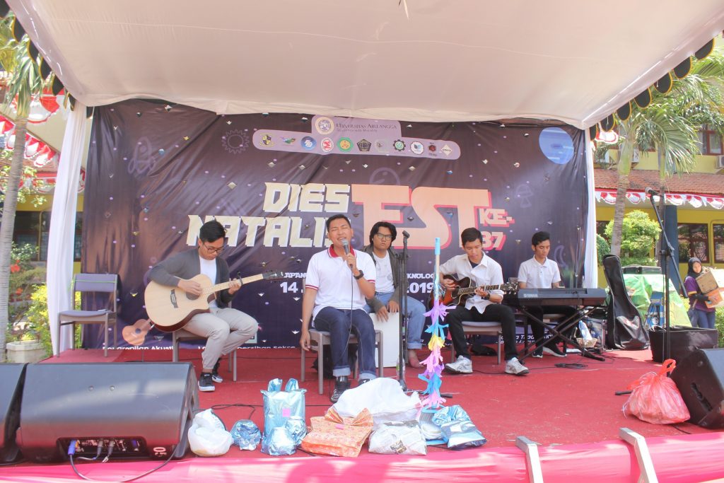 Band Victoric dari prodi Statistika FST saat membawakan lagu untuk menghibur para peserta dies natalis FST ke-37 (Foto : Aufan Asidqi)