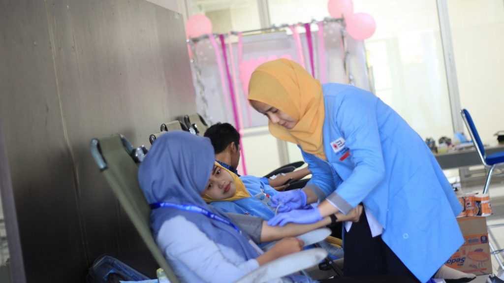 SALAH satu peserta melakukan donor darah di Aula Bawah Masjid Ulul Azmi pada Selasa (10/9/2019). (Foto: Istimewa)