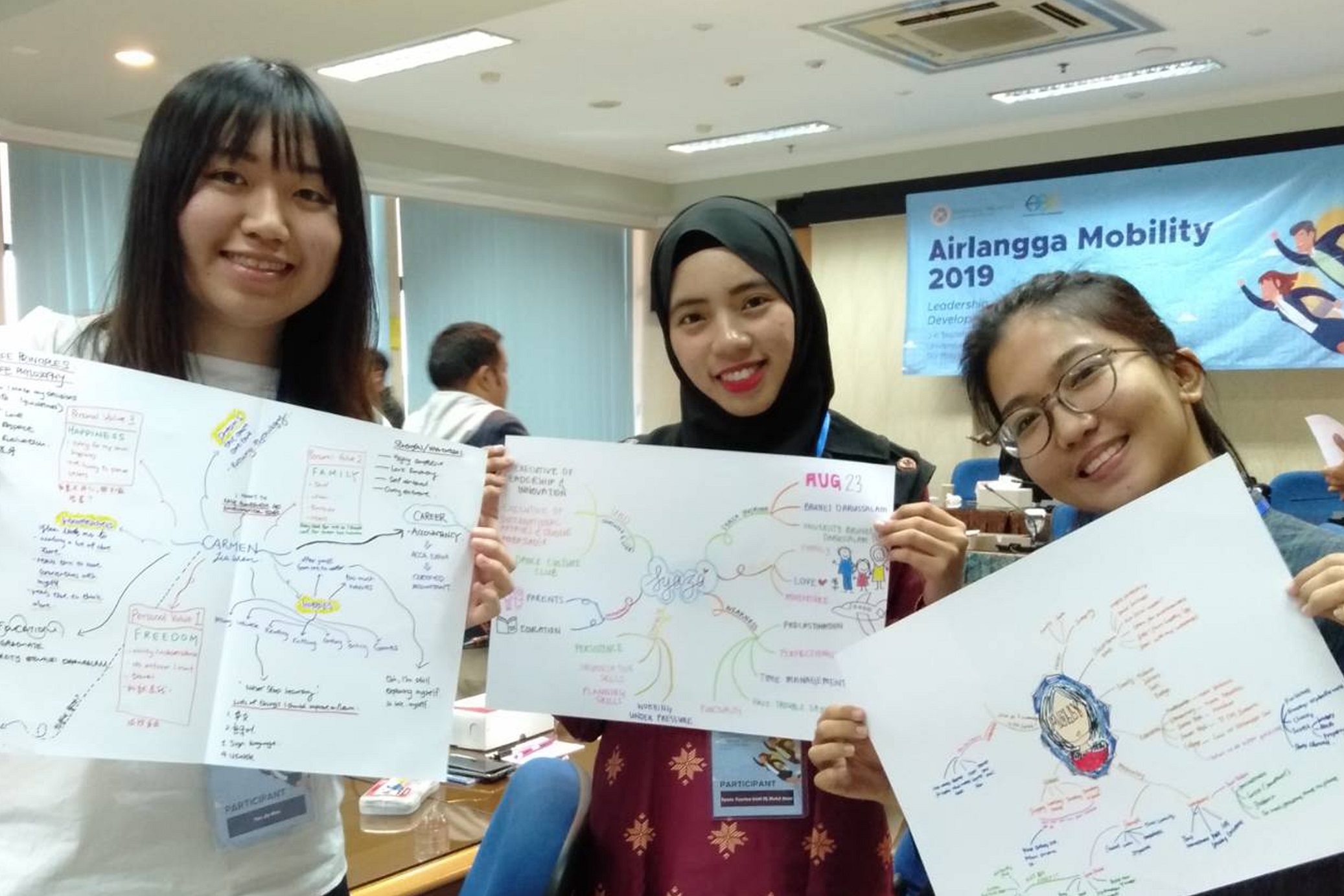 STUDENTS from Brunei and Taiwan during a mindmap sharing session in management and leadership workshops. (Photo: Courtesy)
