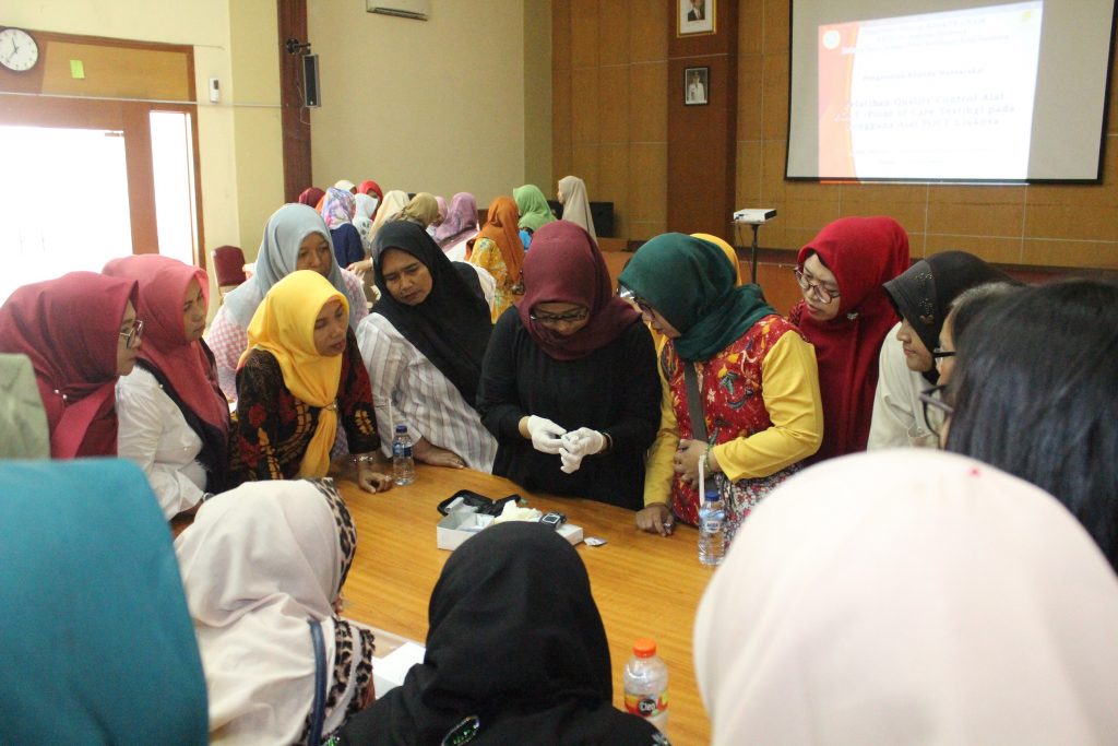 POCT device quality control training on Wednesday, September 25, at Surabaya City Health Agency. (Photo: By courtesy)